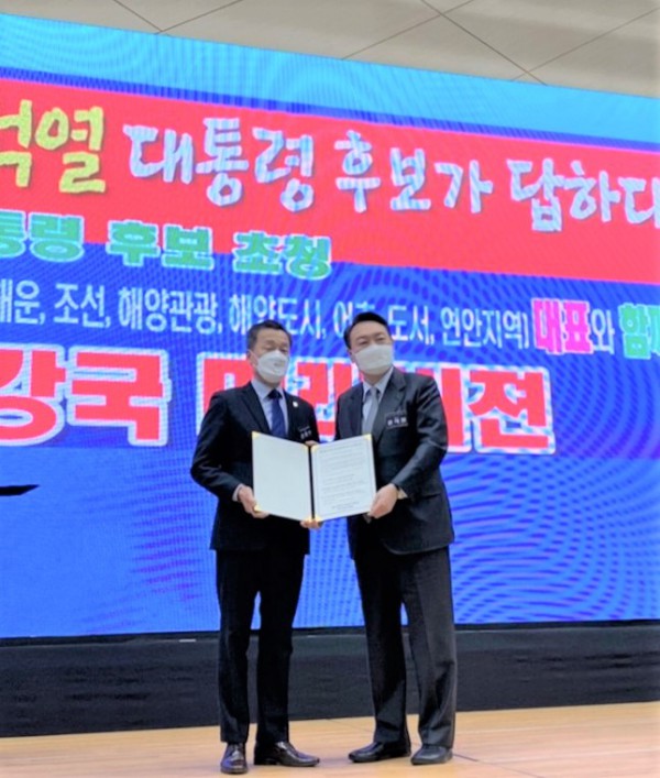 정책공약집 전달2.jpg